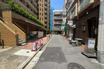 敷地の北側前面道路（東側から）