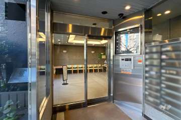 エントランスはオートロック付きです。