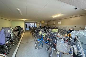 屋内に設けられた駐輪場