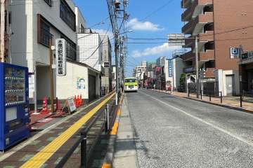 敷地南側の前面道路（西側から）