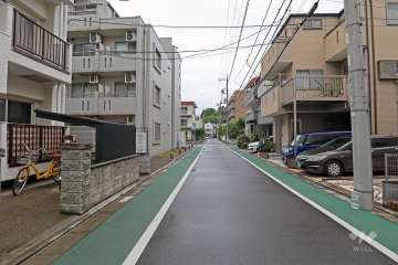 敷地の北側前面道路（東側から）