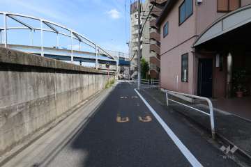 敷地北東側の前面道路（北西側から）