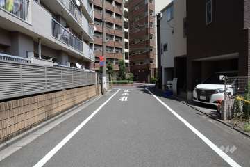 敷地南西側の前面道路（北西側から）