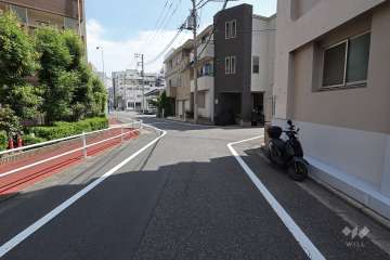敷地南東側の前面道路（北東側から）