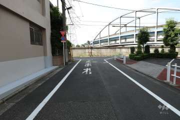 敷地南東側の前面道路（南西側から）