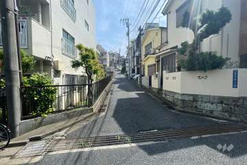敷地の東側前面道路（南側から）