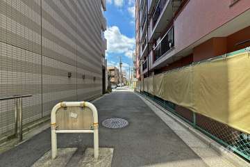 敷地南側の前面道路（東側から）