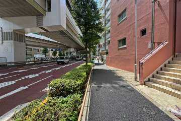 敷地東側の前面道路（北側から）