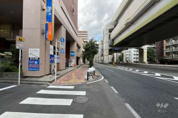 敷地の東側前面道路（南側から）