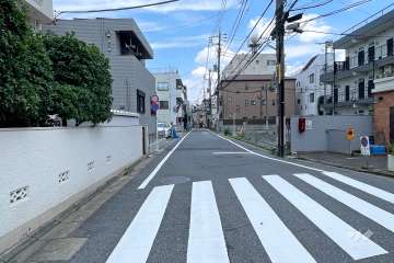 敷地の南側前面道路（西側から）