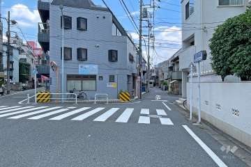敷地の南側前面道路（東側から）