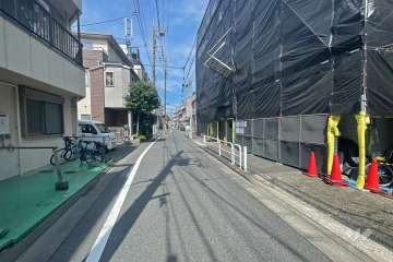 敷地南側の前面道路（東側から）