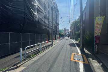 敷地南側の前面道路（西側から）
