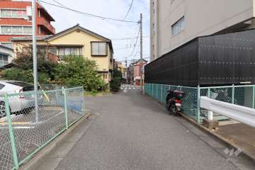 敷地西側の前面道路　