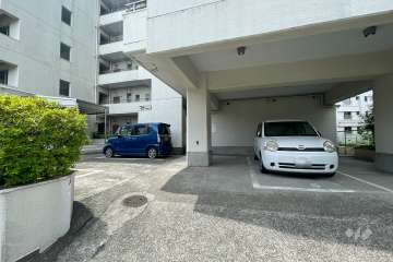 敷地内駐車場（屋外平面式と屋内平面式）　