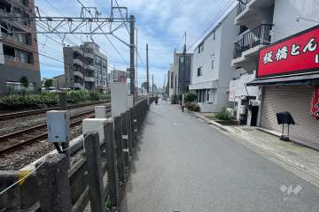 敷地の北東側前面道路（北西側から）