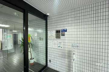 エントランスはオートロック付きです。