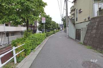 敷地北側の前面道路（東側から）