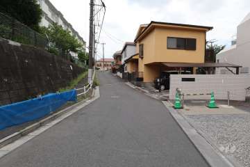 敷地北側の前面道路（西側から）