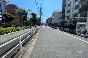 敷地の北側前面道路（西側から）