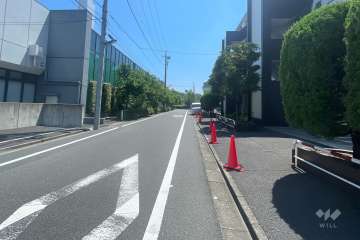 敷地の北側前面道路（西側から）