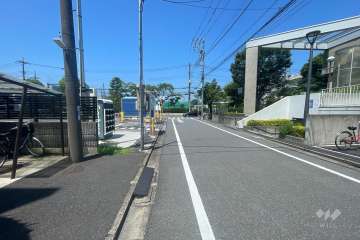 敷地の北側前面道路（東側から）