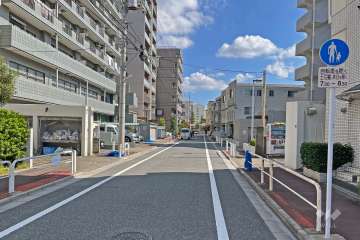 敷地の北側前面道路（西側から）