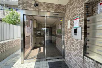 エントランスはオートロック付きです。　