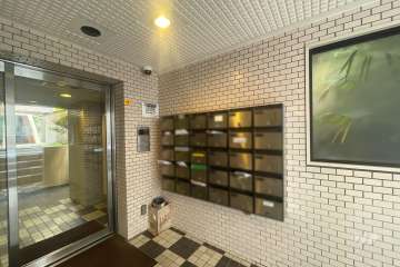 エントランスはオートロック付きです。