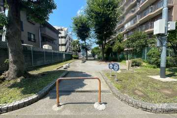 敷地に隣接した板橋区立東坂下一丁目児童遊園