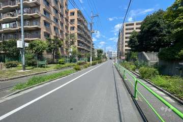 敷地東側の前面道路