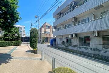 敷地の西側前面道路（南側から）