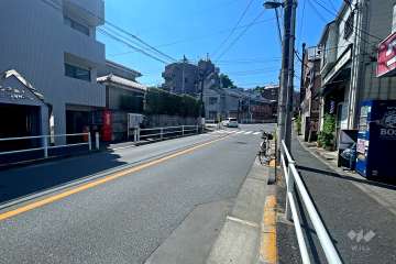 敷地の西側前面道路（北側から）