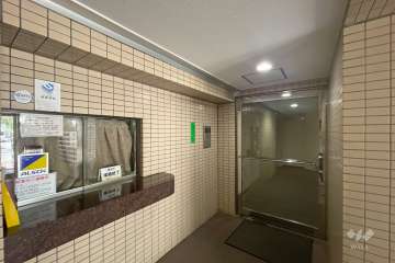 エントランスはオートロック付きです。