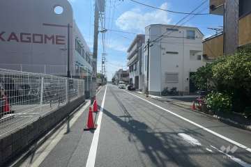 敷地の南側前面道路（東側から）