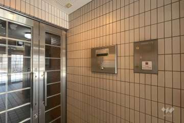 エントランスはオートロック付きです。