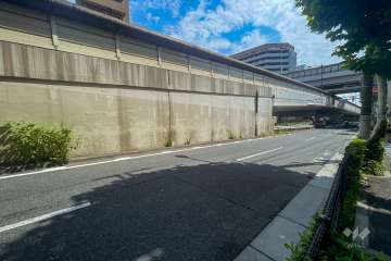 敷地北側の前面道路