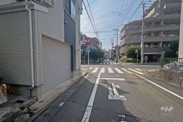 敷地の南側前面道路（西側から）