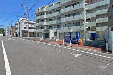 敷地の北西側前面道路（南西側から）