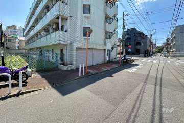 敷地の北東側前面道路（南東側から）