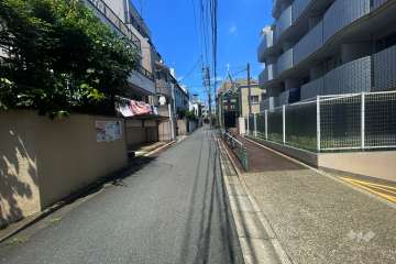 敷地南西側の前面道路（南東側から）