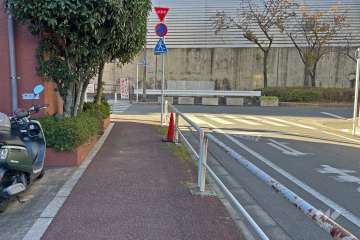 敷地北側の前面道路（東側から）