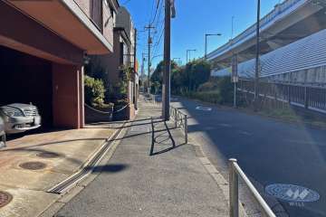 敷地西側の前面道路（北側から）
