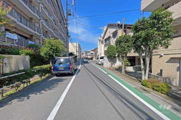 敷地の北側前面道路（東側から）