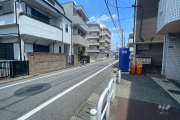 敷地の北側前面道路（西側から）