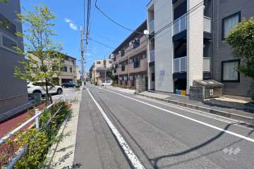 敷地西側の前面道路（南側から）