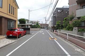 敷地の北東側前面道路（北西側から）