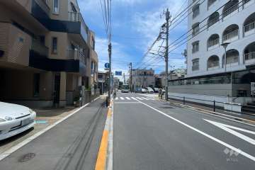 敷地の北側前面道路（西側から）