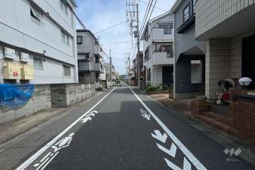 敷地南東側の前面道路（南西側から）