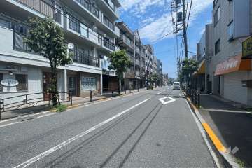 敷地の南側前面道路（西側から）